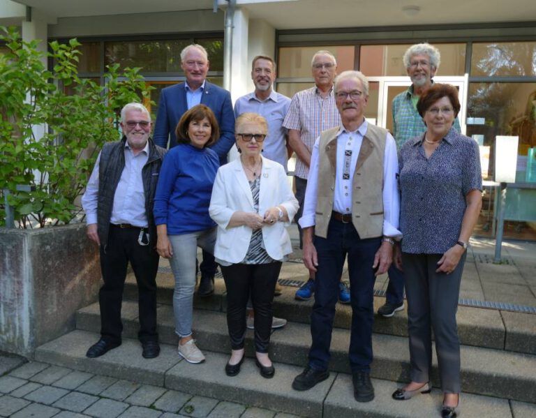 Der neue Vorstand der Genossenschaft für Jund und Alt e.V. Ravensburg obere Reihe v.l.n.r. August Schuler (Wahlleiter), Edgar Fiederer (Beisitzer), Dieter Becker (stellvertretender Kassenprüfer), Klaus Weiß (Beisitzer) untere Reihe v.l.n.r. Willi Späth (Schriftführer), Susanne Bückle (Beisitzerin),Monika Krenauer (Beisitzerin und Leitung Büro), Herbert Tobolski ( 1.Verinsvorsitzender),Melanie Markert (Schatzmeisterin) nicht im Bild: Sigrid Scharpf (2. Vereinsvorsitzende), Gerhard Wagner (Beisitzer) und Ulrich Schlotter (Kassenprüfer)